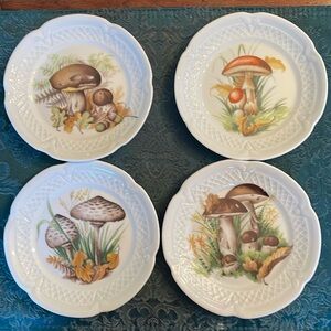 4 precious vintage Berry mushroom plates from France